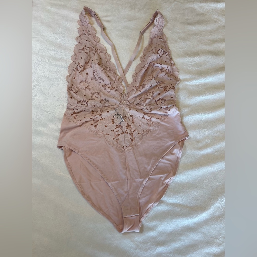 Forever 21 Blush Lace Bodysuit‎ Size Large